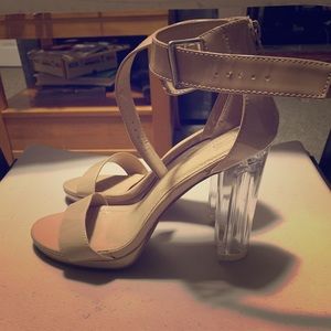 Patent leather sandal w/lucite heel